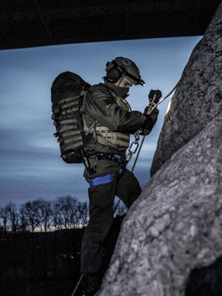 Überprüfung und Wartung der Kletterausrüstung nach der Saison – Karabiner, Seile und Gurte erfordern sorgfältigen Service vor der Lagerung. Foto: Rigad