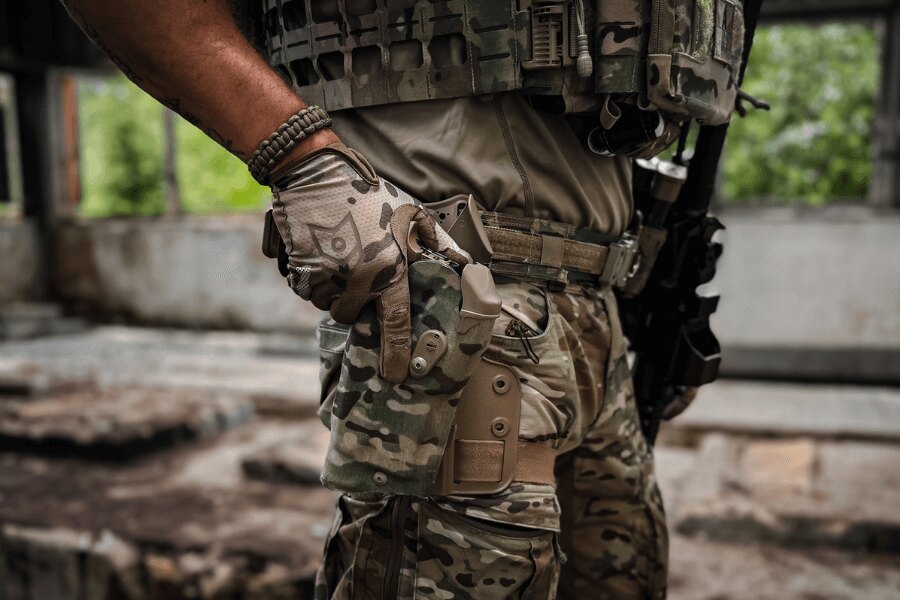 Taktische Handschuhe mit Verstärkungen beim Umgang mit dem Etui und der Ausrüstung. Foto: Rigad