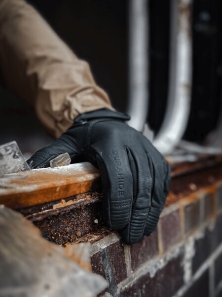 Lederhandschuhe mit strapazierfähiger Handfläche für Arbeiten in anspruchsvoller Umgebung. Foto: Rigad