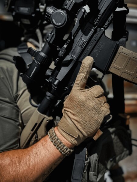 Taktische Handschuhe Mechanix bei der Handhabung eines Gewehrs. Foto: Rigad