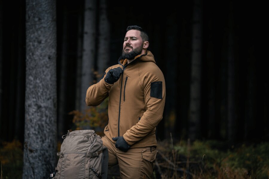 Detail des YKK<sup>®</sup>-Zweiwege-Reißverschlusses an der Helikon-Tex Patriot Pro Kapuzenjacke mit hohem Kragen und enganliegender Kapuze. Foto: Rigad