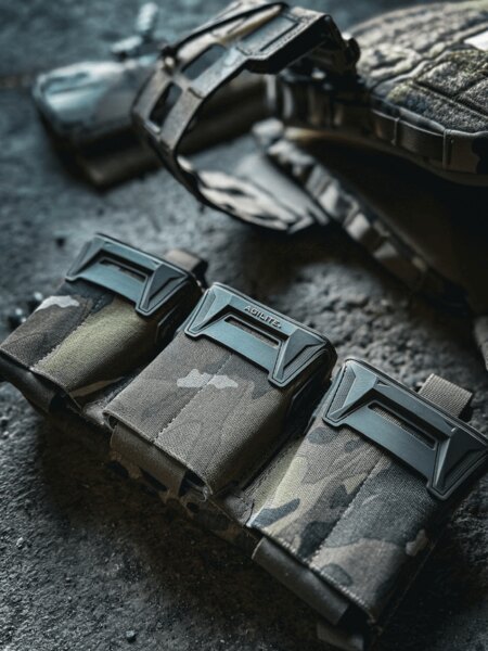 Pincer Placard™ Agilite<sup>®</sup> in Multicam-Design neben dem Plattenträger K-ZERO SF auf dem Boden liegend. Foto: Rigad
