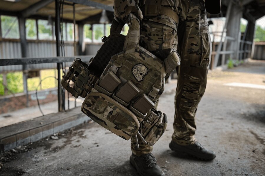 Der Operator in Multicam-Uniform trägt den Plattenträger K-ZERO™ SF Agilite<sup>®</sup> an den Schultergurten. Foto: Rigad