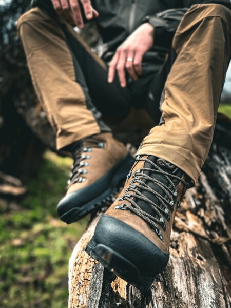 Eine detaillierte Ansicht der robusten Ledertrekkingschuhe von Hanwag mit hohen Sohlen, die für winterliches Berggelände geeignet sind. Foto: Rigad