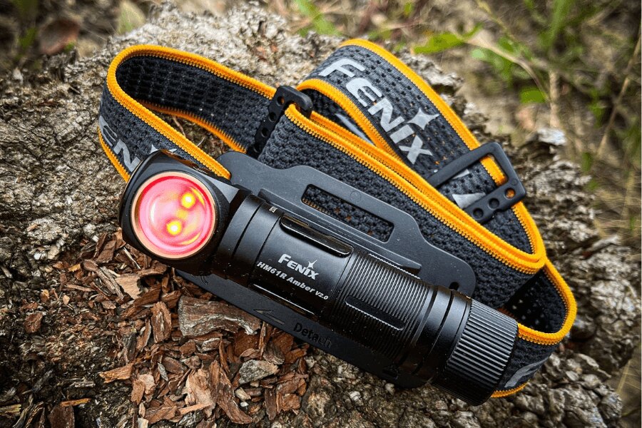 Fenix Stirnlampe mit leistungsstarker LED-Leuchte auf dem Boden liegend, bereit für Nacht- oder schlechte Bedingungen. Foto: Rigad