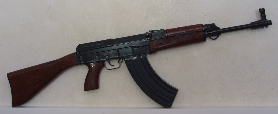 Tschechoslowakische Maschinenpistole Sa vz. 58 P Kaliber 7,62×39 mit festem Schaft und typischem Magazin