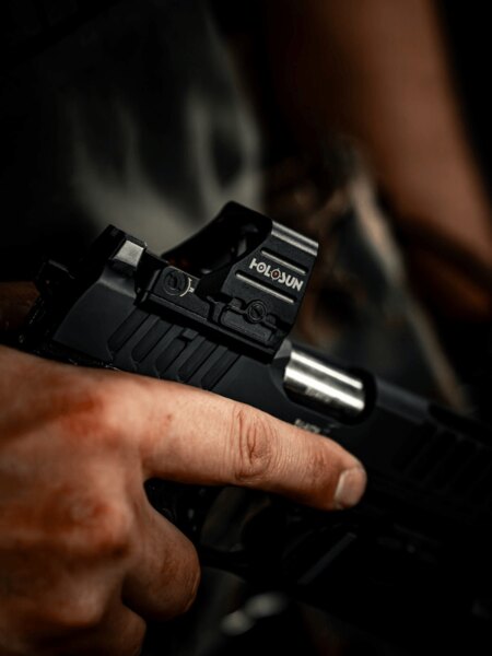 Holosun 407COMP-Pistolenvisier montiert auf einer Pistole