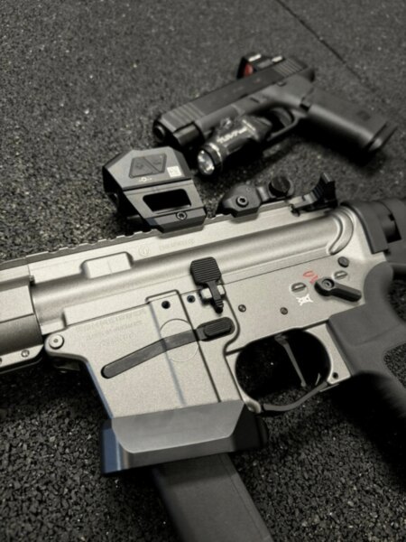 Detail der PCC-Karabiner-Schmeisser AR15-9 mit Glock-Pattern-Magazin
