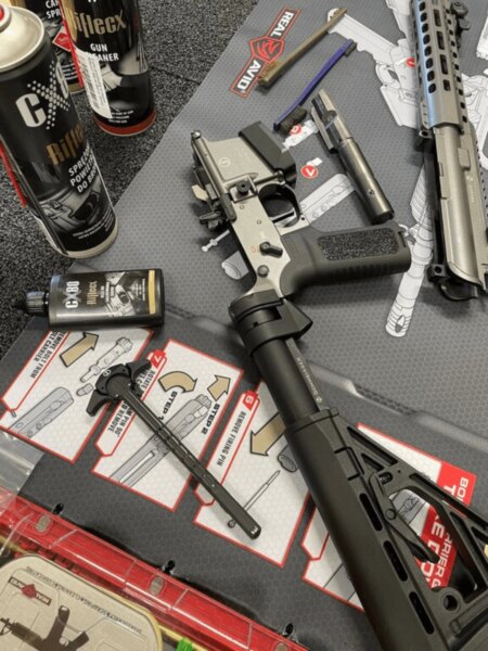 Zerlegung des PCC-Karabiners-Schmeisser AR15-9 bei Reinigung und Wartung