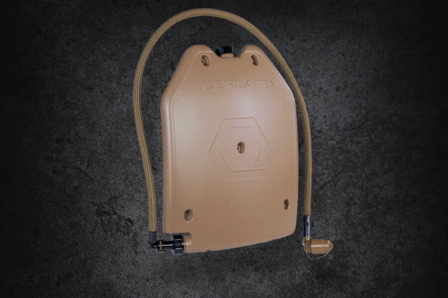 Qore Performance ICEPLATE<sup>®</sup>-Hydrationssystem in Form einer ballistischen Platte mit Schlauch und Mundstück.