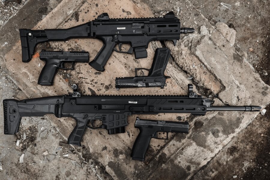 CZ Scorpion EVO 3 und Pistolen auf Betonblöcken während des Produktfotoshootings
