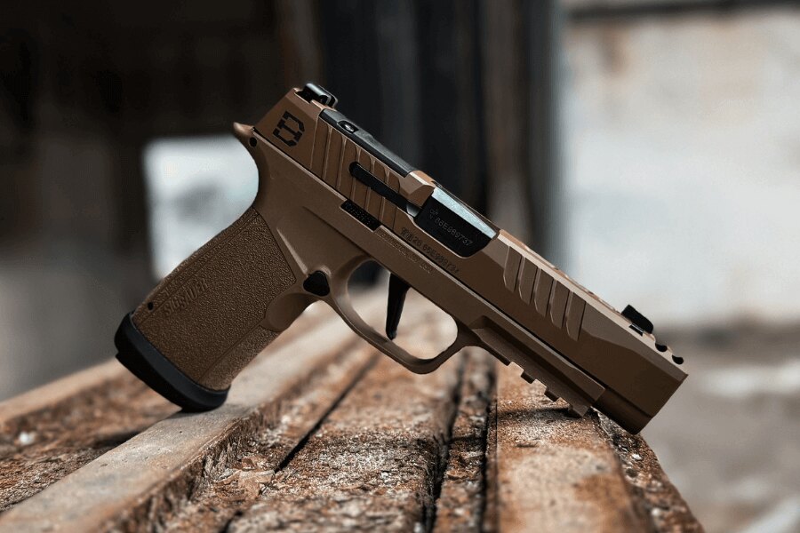 Eine moderne Selbstladepistole im Kaliber 9 mm Luger auf einem hölzernen Untergrund.