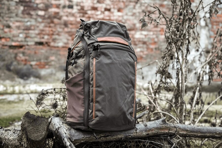 Der Rucksack Vertx-Gamut in der Outdoor-Umgebung mit unauffälligem Design inspiriert von der Gray-Man-Philosophie.
