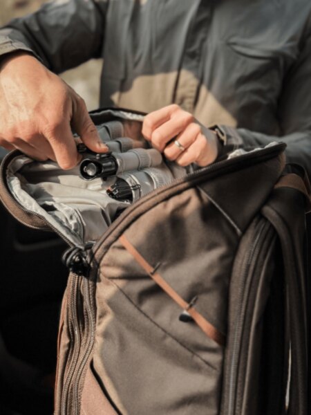 Vertx Gamut Rucksack mit offenem Hauptfach und modularen Organisatoren für eine übersichtliche Anordnung der Ausrüstung.