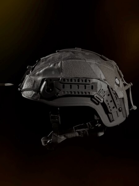 Ballistischer Helm Busch PROtective AMP-1 mit Seitenschienen und Montagesystem für Zubehör.