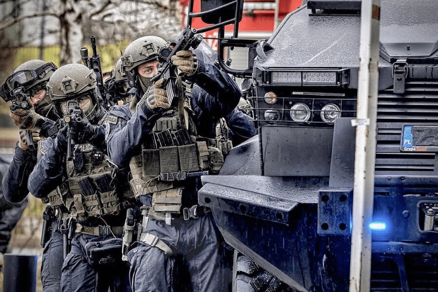 Mitglieder der polizeilichen Eingreiftruppe, ausgestattet mit Busch PROtective Helmen, während eines taktischen Einsatzes.
