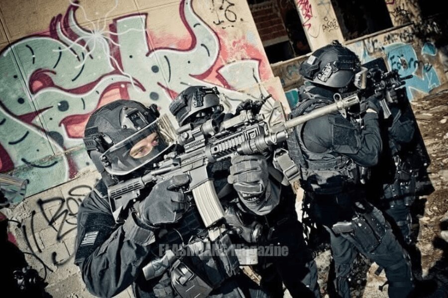 Mitglieder der taktischen Einheit mit ballistischen Helmen Busch PROtective während des Trainings im bebauten Gebiet.