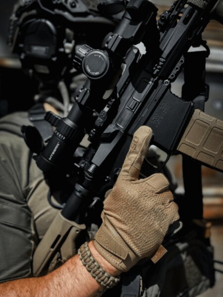 Detail einer modernen PCC-Karabiner mit Optik und Magazin in den Händen des Schützen.