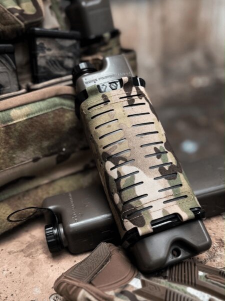 ICEFLASK<sup>®</sup> Qore Performance in einem MOLLE-Etui auf einem Plattenträger verstaut.