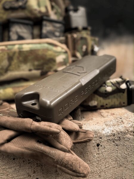 Tragbare Flasche ICEFLASK<sup>®</sup> Qore Performance in Form eines militärischen Funkgeräts.