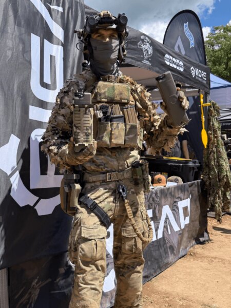 Angehöriger in Ausrüstung mit Thermoregulationssystemen ICEPLATE<sup>®</sup> und ICEFLASK<sup>®</sup> von Qore Performance.