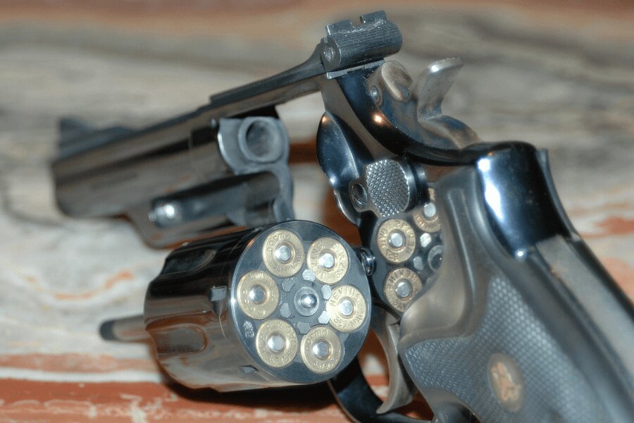 Revolver Smith & Wesson Model 19 mit offenem Zylinder und .357 Magnum Patronen.