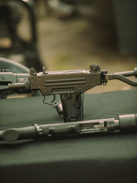 UZI Maschinenpistole mit klappbarem Metallschaft.