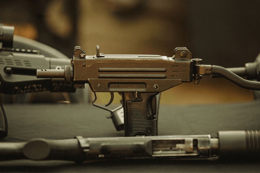 UZI-Maschinenpistole mit charakteristischem Magazin im Griff.