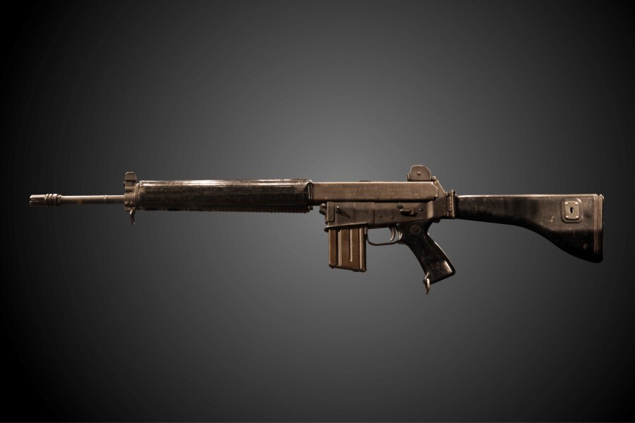 Das Gewehr ArmaLite AR-18 in Seitenansicht.