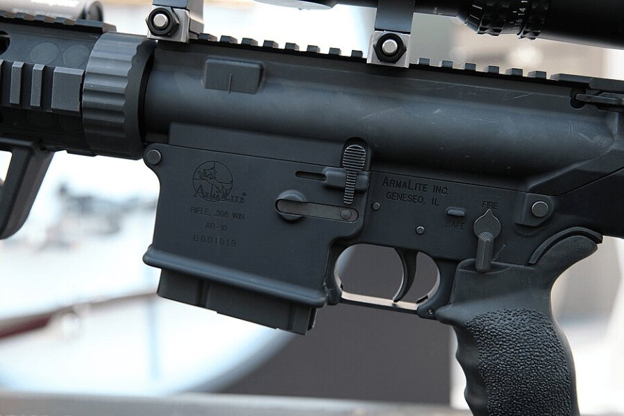 Detail des unteren Gehäuses des Verschlusses des Gewehrs ArmaLite AR-10.