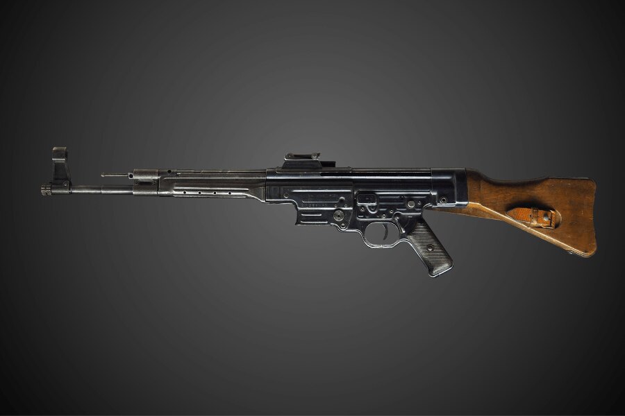 Das deutsche Sturmgewehr StG 44 in Seitenansicht.