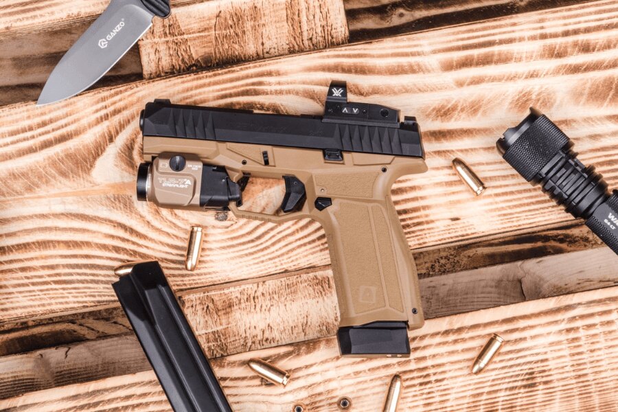 Pistole Arex Delta Gen.2 OR mit Vortex Defender Reflexvisier, Streamlight TLR-7A Waffenlicht und verlängertem Magazinschuh. Foto: Rigad