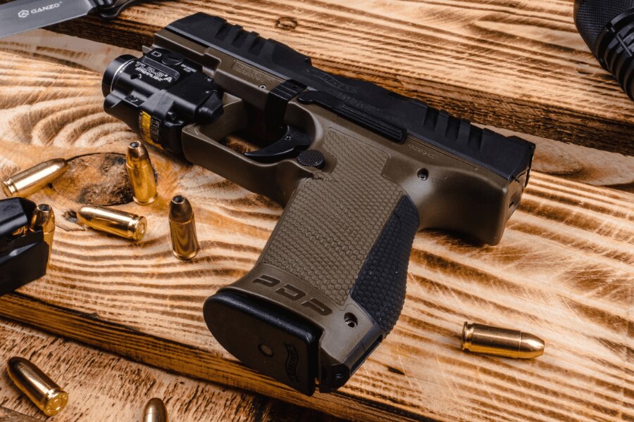 Walther PDP Compact Pistole mit aufgeklebten Griffen und Waffenlicht Streamlight TLR-7A.