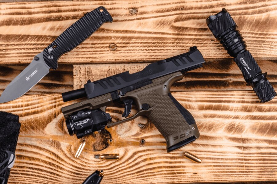 Auseinandergebaute Walther PDP Compact Pistole mit verlängertem Lauf mit Gewinde und Waffenlicht.