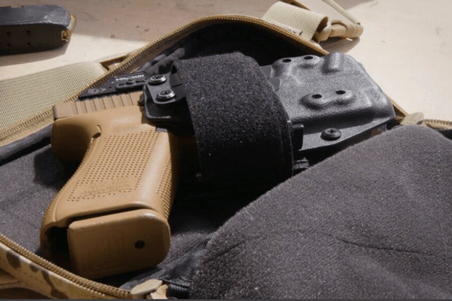 CCW Insert Agilite<sup>®</sup> mit einem IWB-Kydex-Holster und einer Pistole in der Gürteltasche.