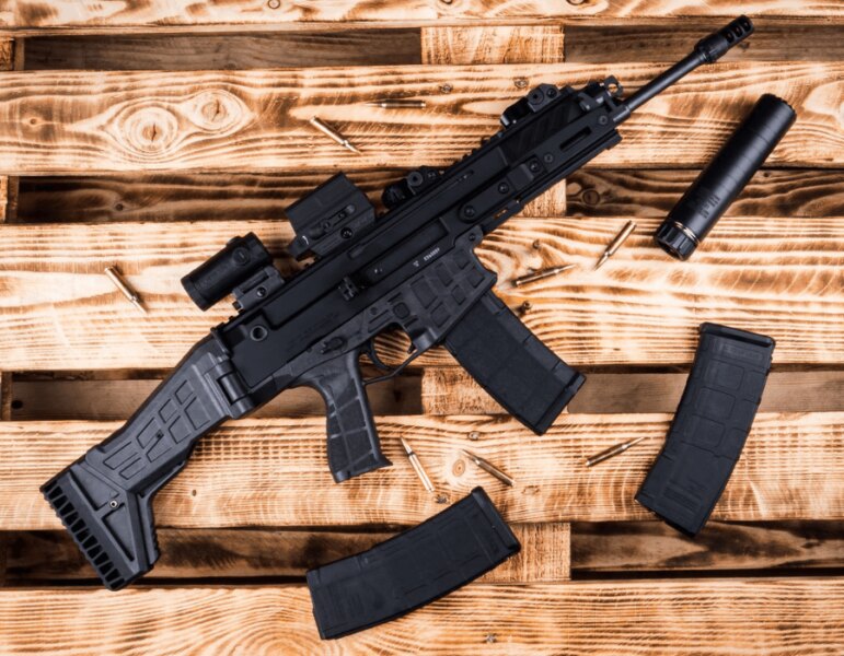 Selbstladewaffe CZ BREN 2 mit Kollimator, Vergrößerungsmodul und Schalldämpfer.