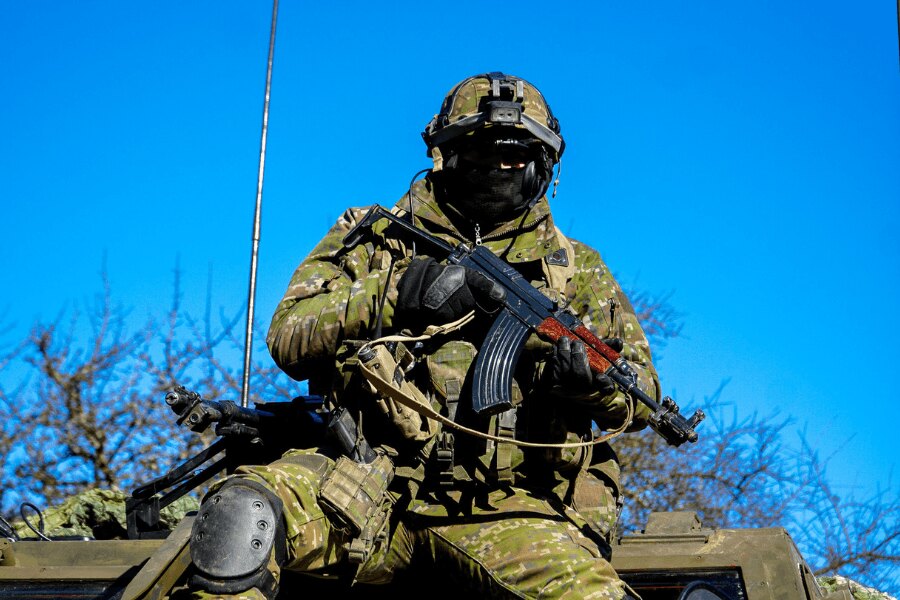 Ein Soldat mit dem Maschinengewehr Sa vz. 58 während einer militärischen Ausbildung.