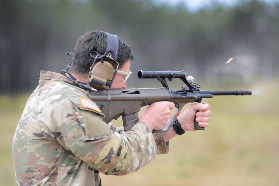 Ein Soldat mit einem Selbstladesturmgewehr Steyr AUG während eines Schießtrainings.