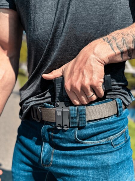 Ziehen der Pistole aus dem IWB-Holster RH Holsters beim verdeckten Tragen am Anhang.