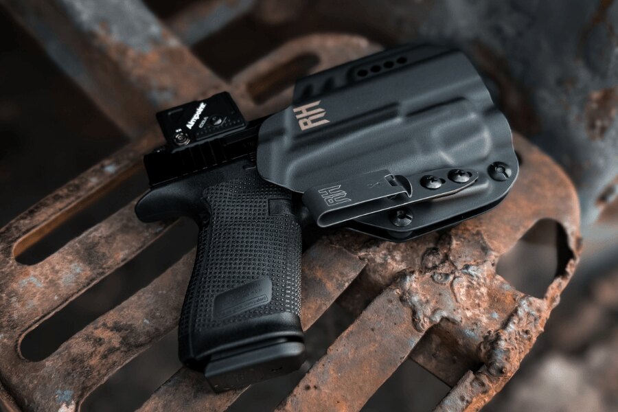 Pistole mit Leuchtpunktvisier in einem schwarzen IWB-Holster von RH Holsters.