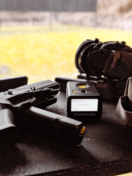 Pistole, Magazine, Schießtimer Shooters Global und Gehörschutz bereit für das Training.