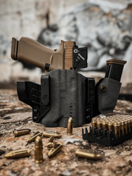 Pistole mit Aimpoint-Rotpunktvisier in einem Safariland Incog X Holster mit Ersatzmagazin.