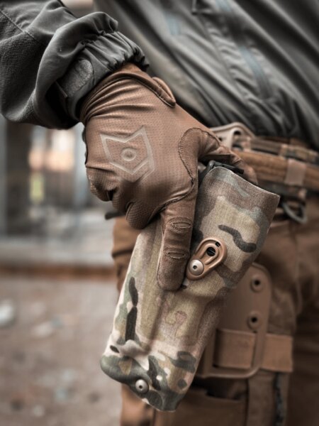 Freigabe des Rückhaltemechanismus des Safariland-Holsters in MultiCam-Ausführung vor dem Ziehen der Pistole.