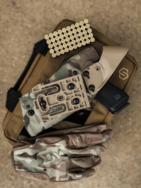 Rückseite des Safariland-Holsters mit montierter QLS 19 Schnellkupplungsgabel.