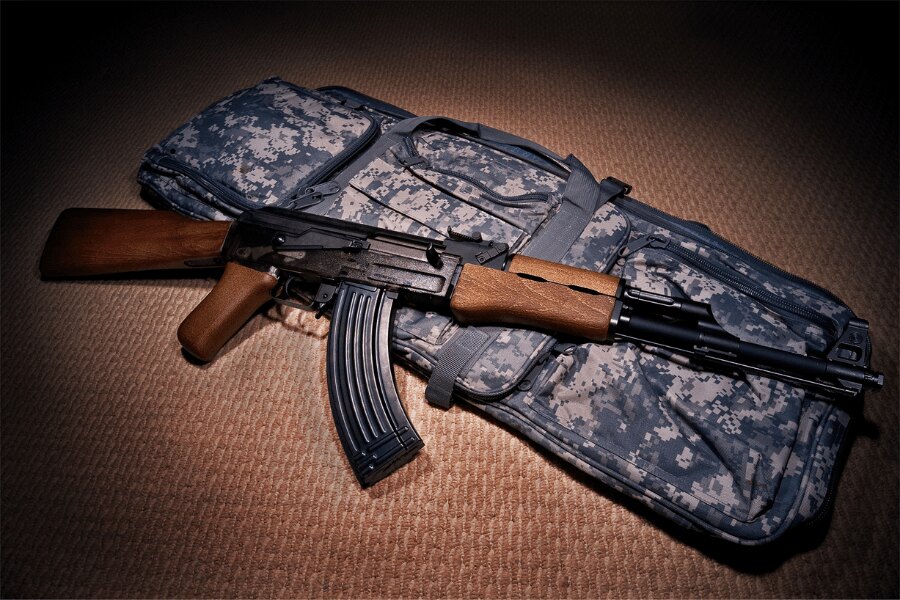 Eine Airsoft-Nachbildung des AK-47-Gewehrs von G&G Armament liegt auf einem gepolsterten Waffenkoffer.