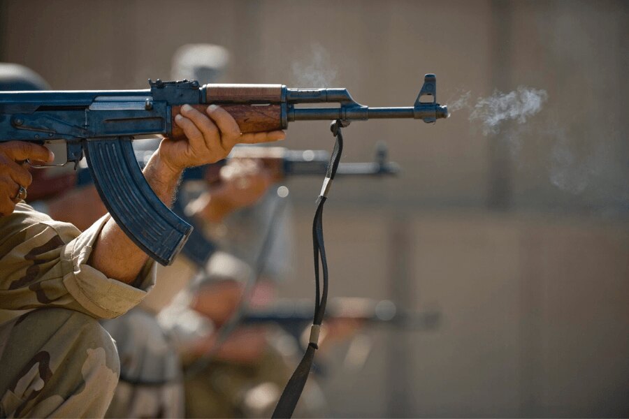Ein Angehöriger der irakischen Luftwaffe schießt mit einem AK-47-Gewehr während eines Trainings auf dem Schießplatz.