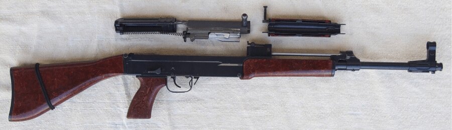 Teilweise zerlegtes Maschinengewehr Sa Mod. 58 P mit entferntem Verschlusssystem und Verschlusskastenabdeckung.