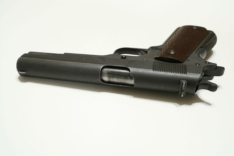 Historische Pistole Colt M1911 hergestellt im Jahr 1917, Ansicht von oben auf den Verschluss und den Griff.