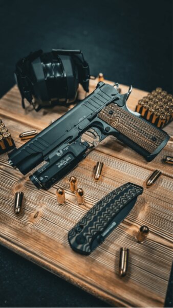 Pistole BUL 1911 EDC 5" im Kaliber .45 ACP mit Streamlight TLR-1 HL Lampe, Munition und Schießausrüstung.