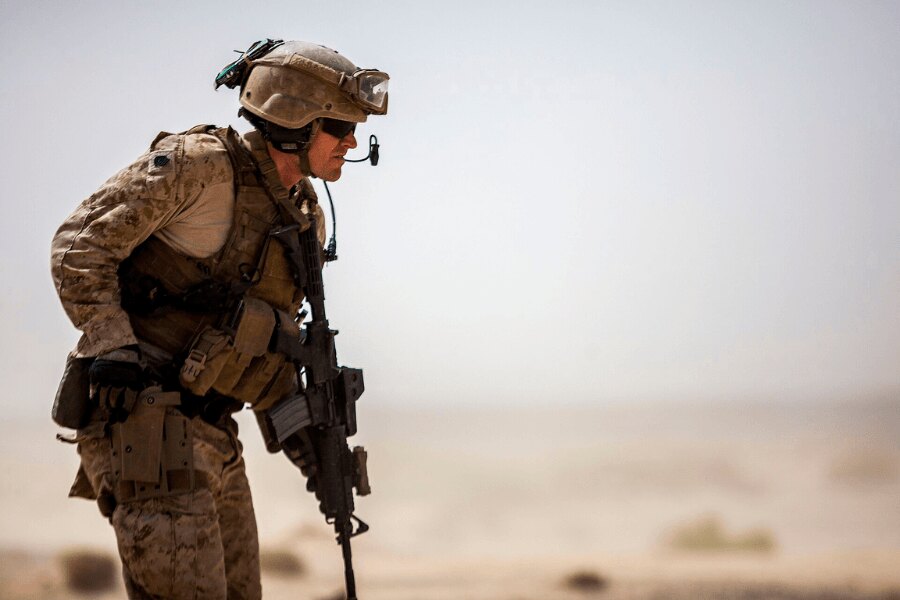 Ein Angehöriger des U.S. Marine Corps mit einer Pistole M1911 im Holster während der Übung Eager Lion 2013 in Jordanien.